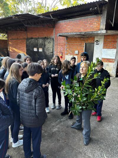 Projeto leva alunos para vivenciar a rotina de uma indústria de erva-mate em Laranjeiras do Sul – PR